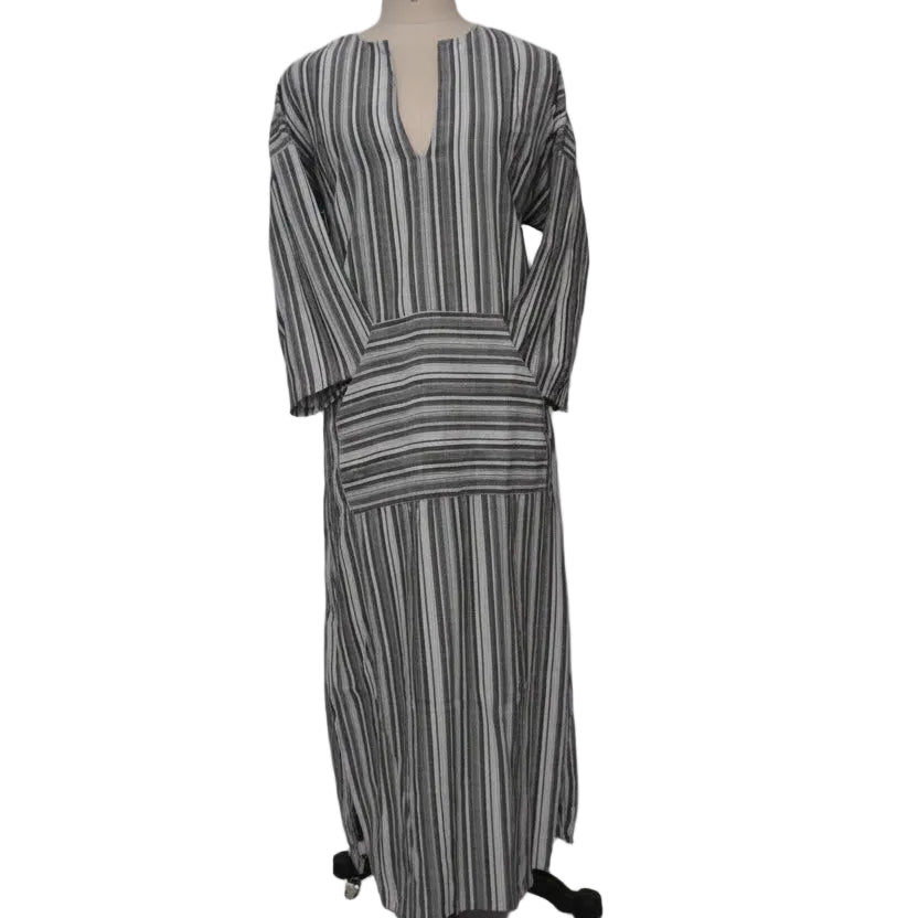 Detailaufnahme des Streifenmusters und des fließenden Stoffes