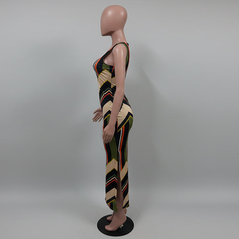 Rückansicht des eleganten gestreiften Maxikleids