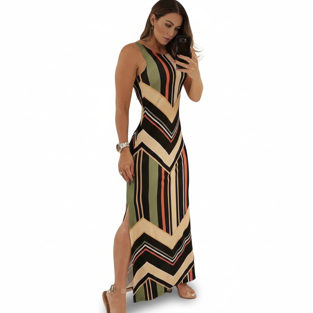 Rückansicht des eleganten gestreiften Maxikleids