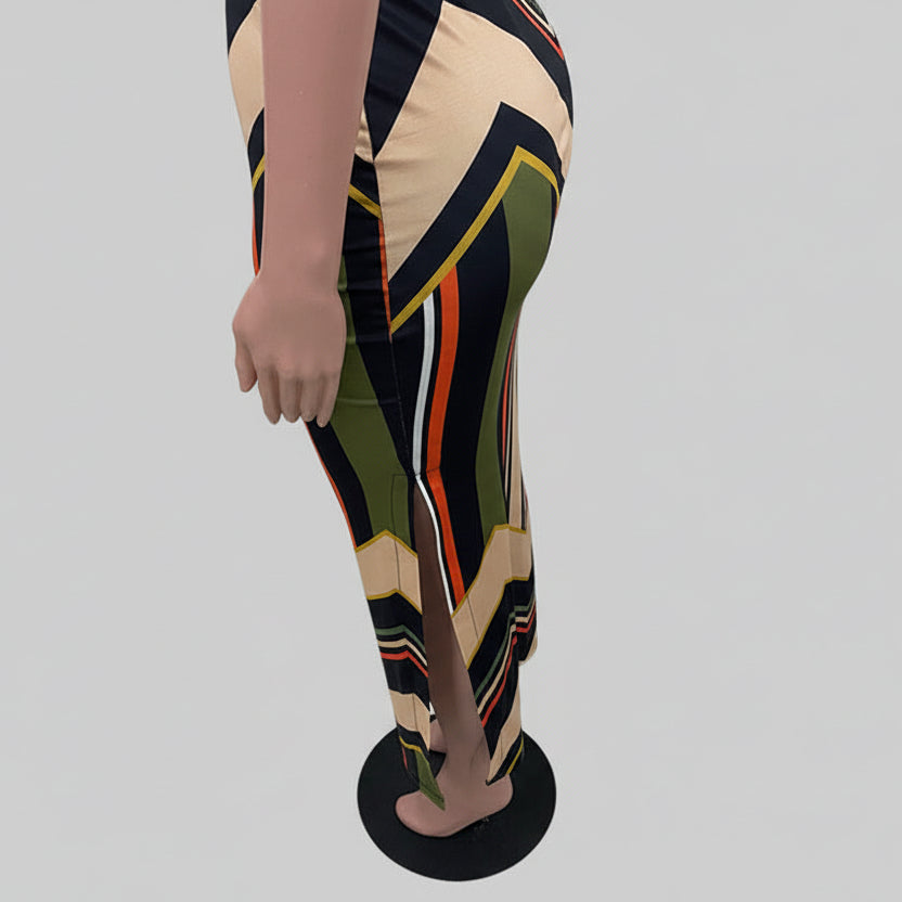 Rückansicht des eleganten gestreiften Maxikleids