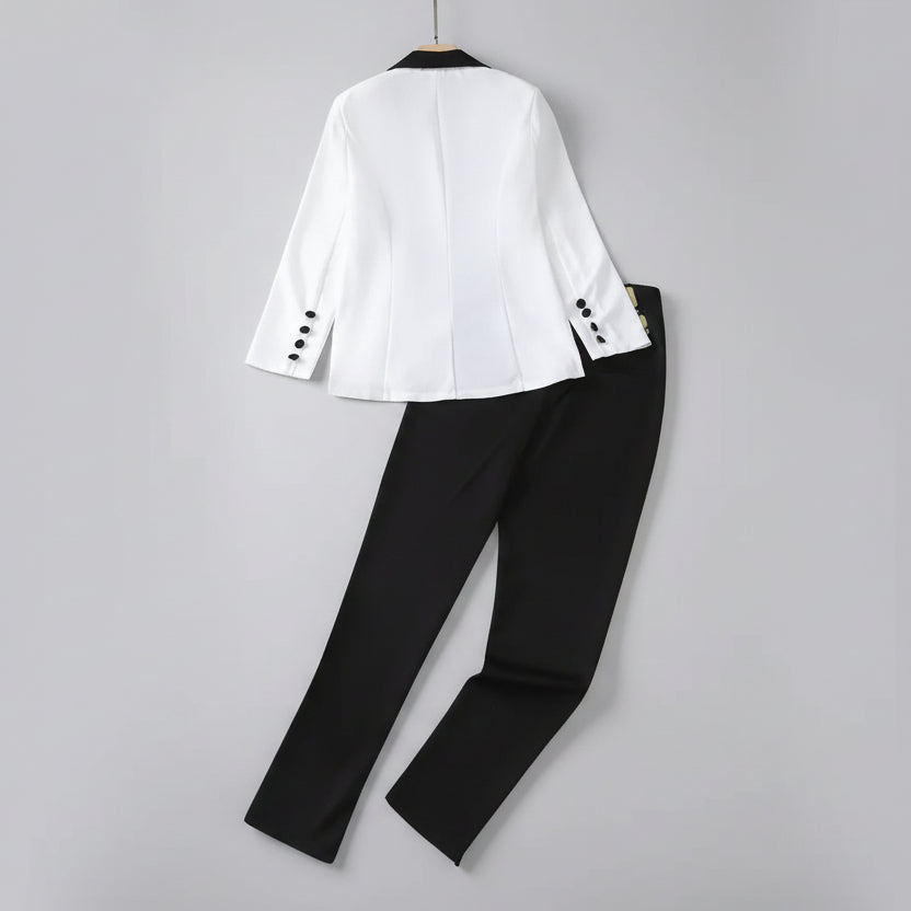 Damen Hosenanzug Set Vorderansicht mit zweireihigem Blazer und geraden Hosen